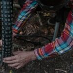 Cyklist monterar ett grovt mountainbikedäck med händerna